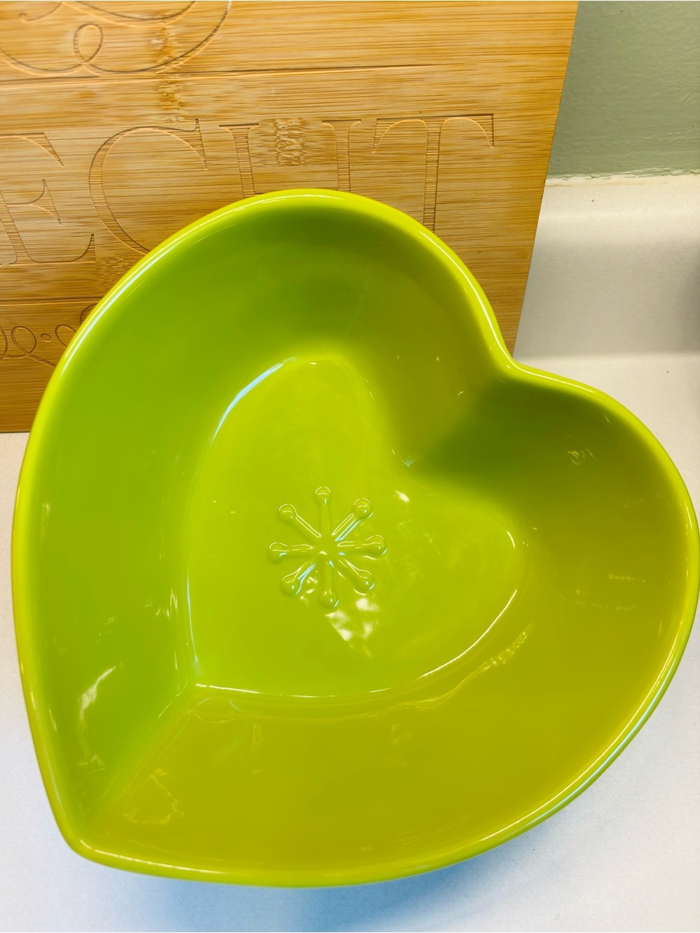 Happy Chic By Jonathon Adler 9” Green Heart Bowl